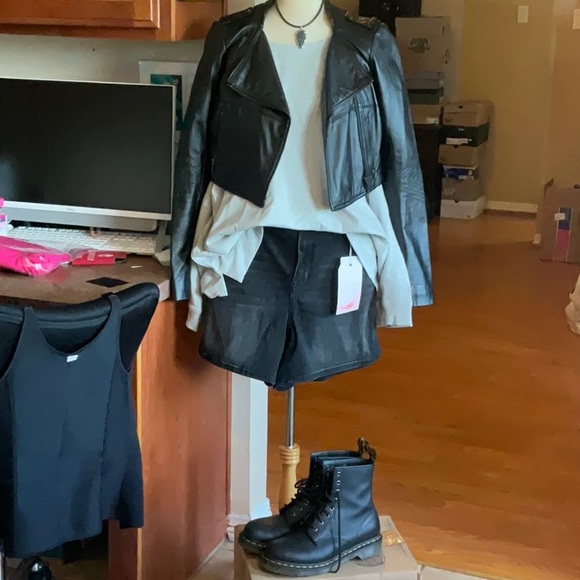 A Beautiful Soul Black Wash 5” High Rise Jean Short Size 18, NWT - Picture 3 of 15